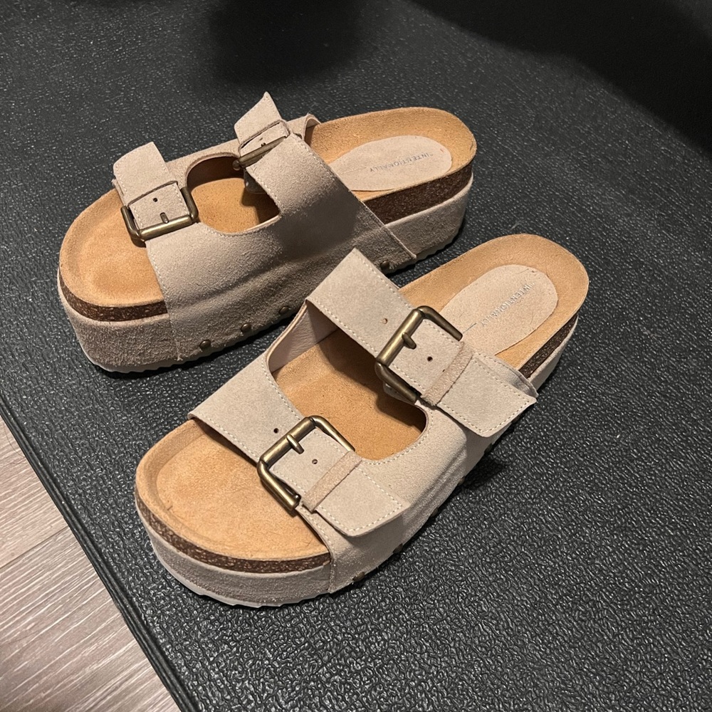 Rule Breaker Flatform sandals
